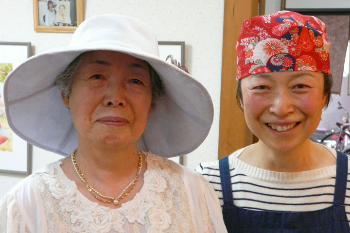 写真：岸本宮代子さんとママさん