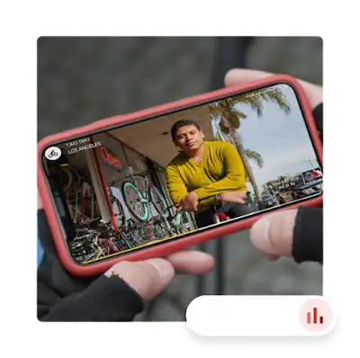 Video oynatan bir cep telefonunu tutan eller