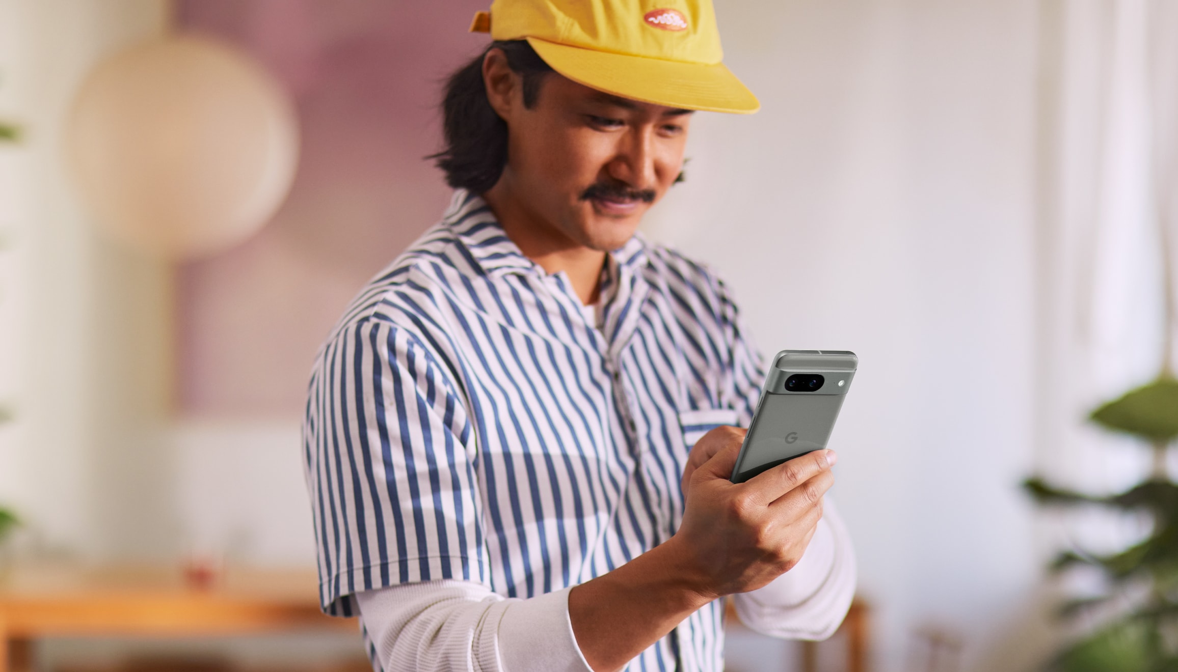 Google Pixel 8 を使って日々のタスクをこなす 2 人の人物。