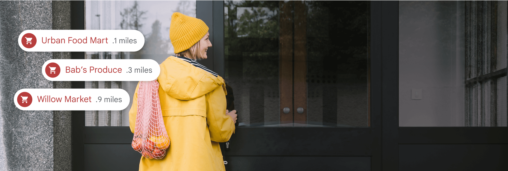 Femme regardant un immeuble, avec affichage d'informations sur le quartier