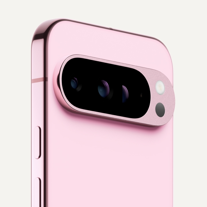 Seitliche Nahaufnahme der Rückseite eines Pixel 9 Pro in der Farbe Rose Quartz.