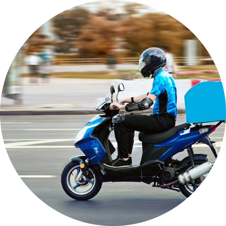 Livreur transmettant un colis