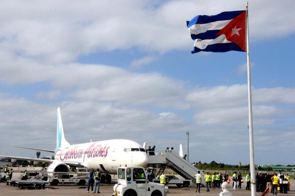 La nave Boeing 737-800 de Caribbean Airlines, la aerolínea nacional de Trinidad y Tobago, a su llegada al Aeropuerto Internacional José Martí, Cuba, en su vuelo inaugural, el 13 de enero de 2018. ACN FOTO/Omara GARCÍA MEDEROS