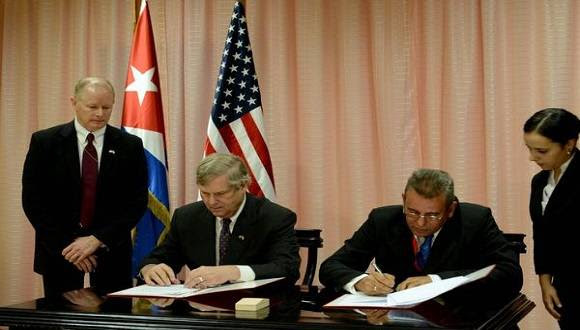 Gustavo Rodríguez Rollero (D), Ministro de Agricultura de la República de Cuba y Thomas Vilsack (I), secretario del Departamento de Agricultura de los Estados Unidos, suscriben memorando de entendimiento entre ambas entidades para la cooperación en la agricultura y otras esferas afines. Foto: ACN.