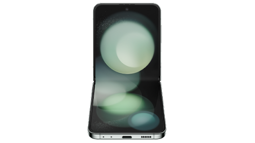 Diğer telefona yaslanmış duran yarım katlanmış haldeki Samsung Galaxy Z Flip5 telefonun canlı ekranı gösteriliyor.